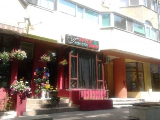 La Pedagogic, liceenii îşi cumpără etnobotanice să le pună la flori